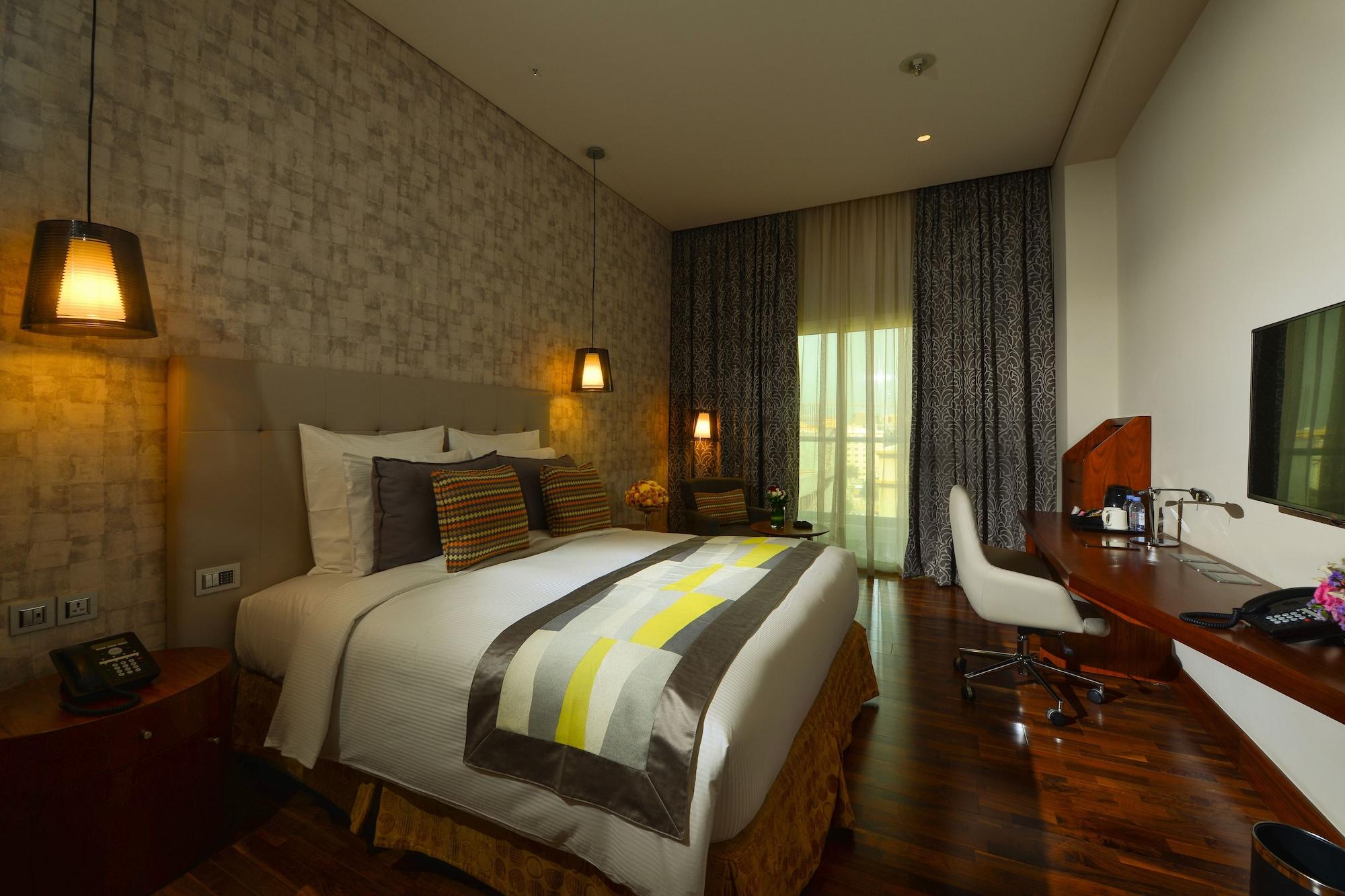 The Avenue 5*