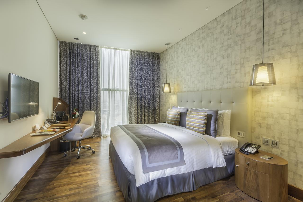 The Avenue 5*
